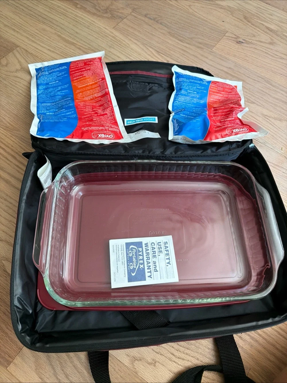 Pyrex Insulated carry Bag with Pyrex, lid, carry case and cold/heat packs